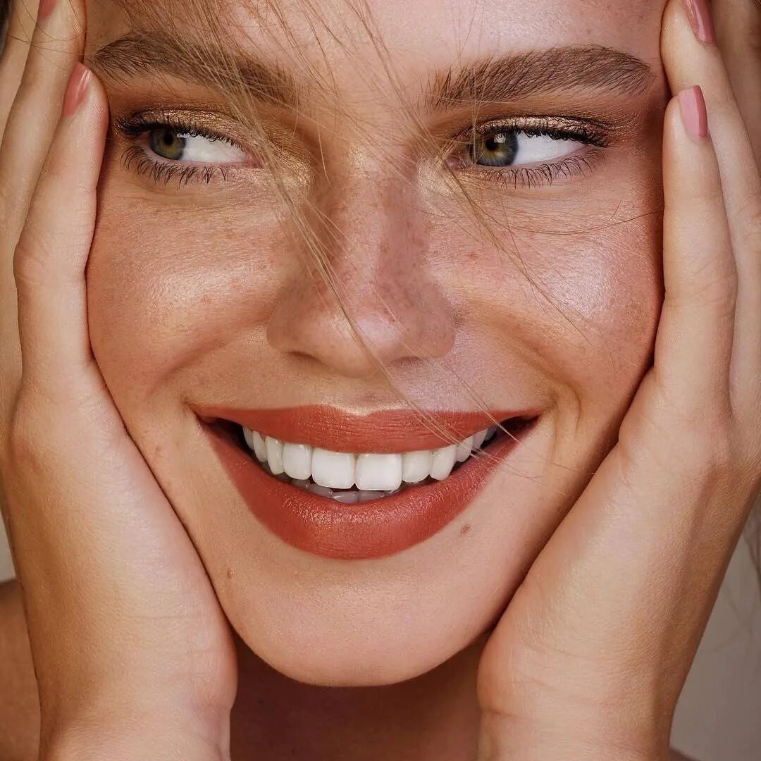 Чистая здоровая кожа. Женщина с гладкой кожей лица. Ухоженное лицо женщины. Молодое лицо. Девушка с идеальной кожей.