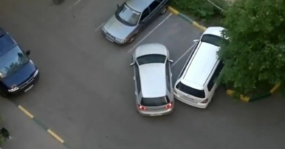 Помял машину во дворе. Ударил дверью чужую машину на стоянке. Задел машину на стоянке. Задел машину. Царапины на авто.