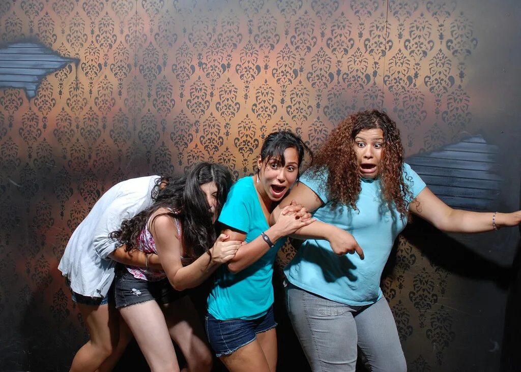 Фабрика ночных кошмаров в Канаде. Аттракцион Nightmares Fear Factory. Frightened real people.