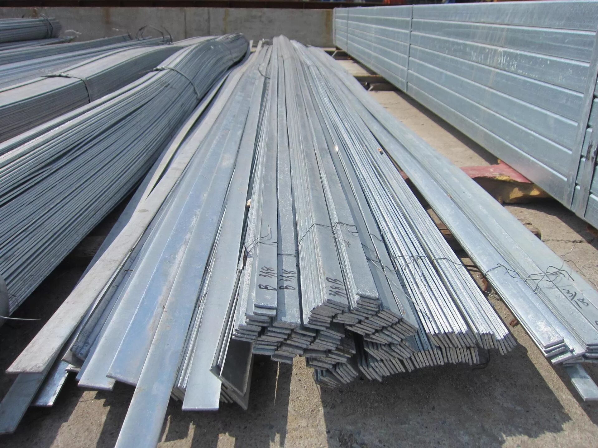 Прут полосы. Galvanized steel flat bar 30 mm x 3 mm. сталь q235. стальной плоский прут. профиль металлический плоский.