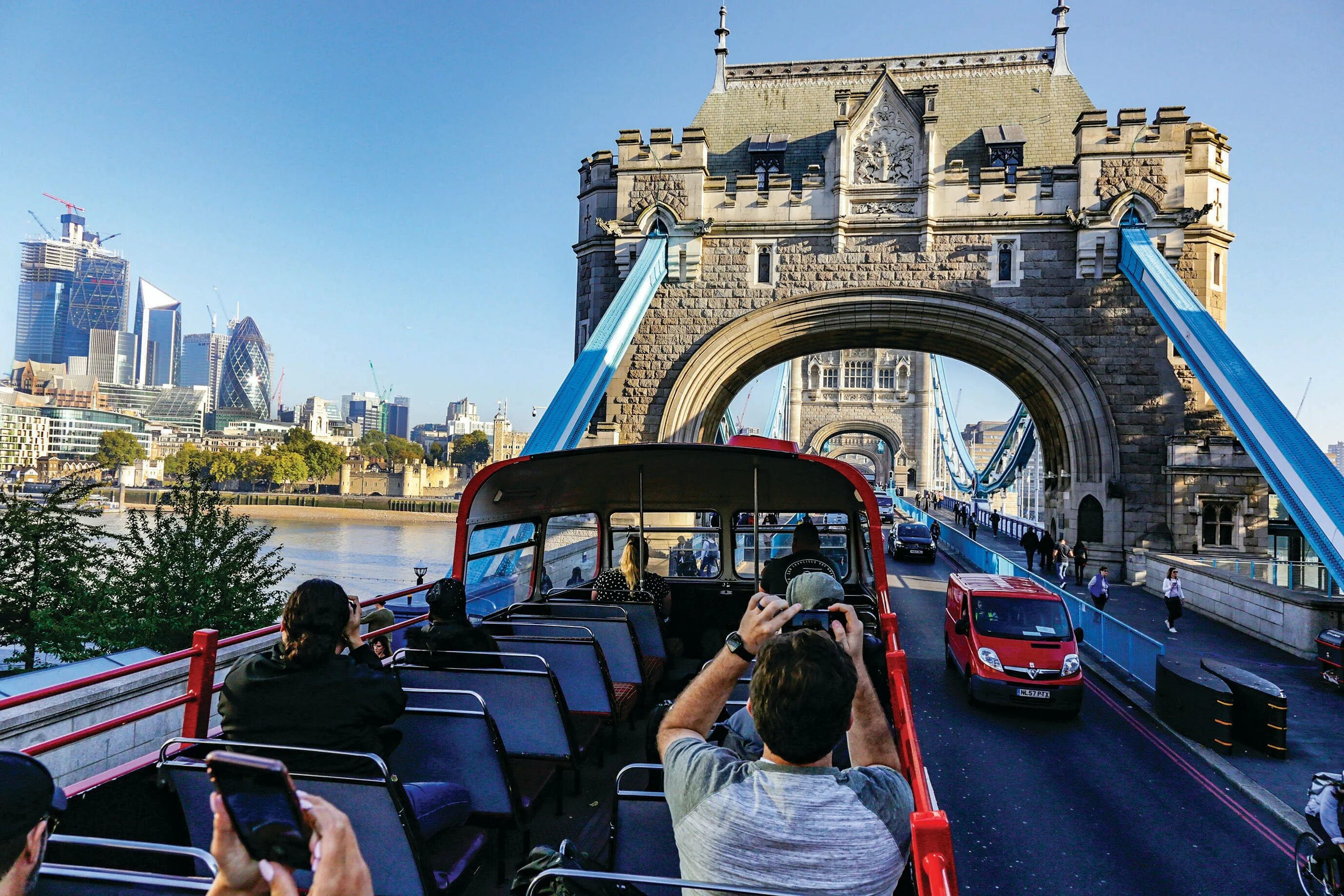Развлечения в лондоне. Лондон автобус Тауэрский мост. Тауэрский мост туристы. London Sightseeing Tour. Лондон мост Тауэр с автобусом.