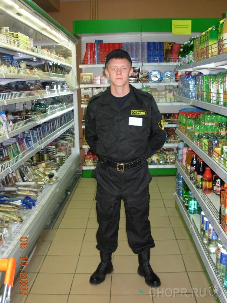 Охранником в магазине работаю. Сотрудник охраны. Охранник в магазине. Охранник гипермаркета. Профессия охранник.