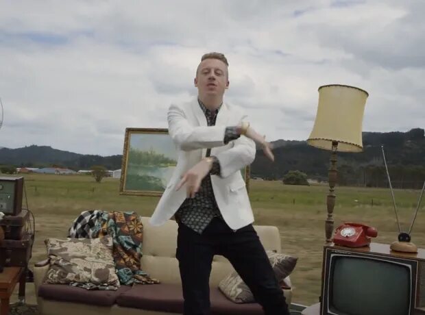 Macklemore клипы. Маклемор cant. Macklemore can't hold us. Macklemore can't hold us остров.