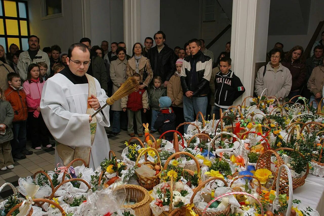 Пасха в католическом храме. Празднование Пасхи. Пасха храм. Пасха у католиков.