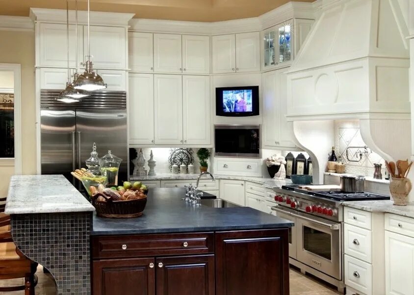 Телевизор для кухни 20. Расположение телевизора на кухне. Телевизор на кухне. Телевизор в интерьере кухни. Размещение телевизора на кухне.