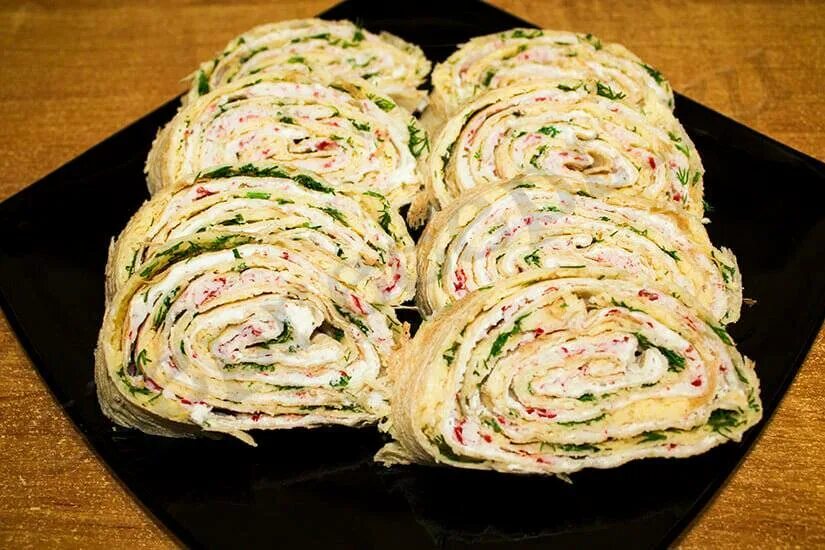 Закуска рулетики из лаваша. Рулет из лаваша простой и вкусный. Закуска рулетики из лаваша с крабовыми палочками. Рулет из лаваша с ветчиной. Рулет из лаваша с колбасой.