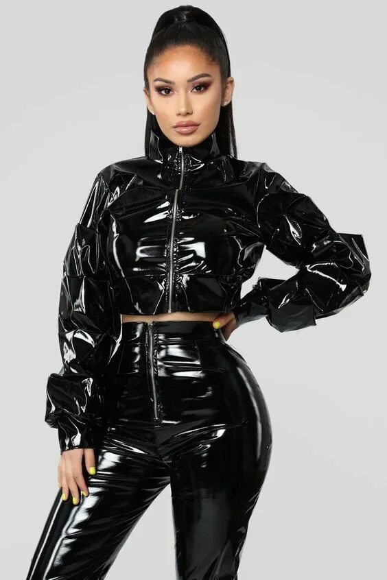 Janet Guzman лаковом костюме. Костюм кожаный. Black pvc