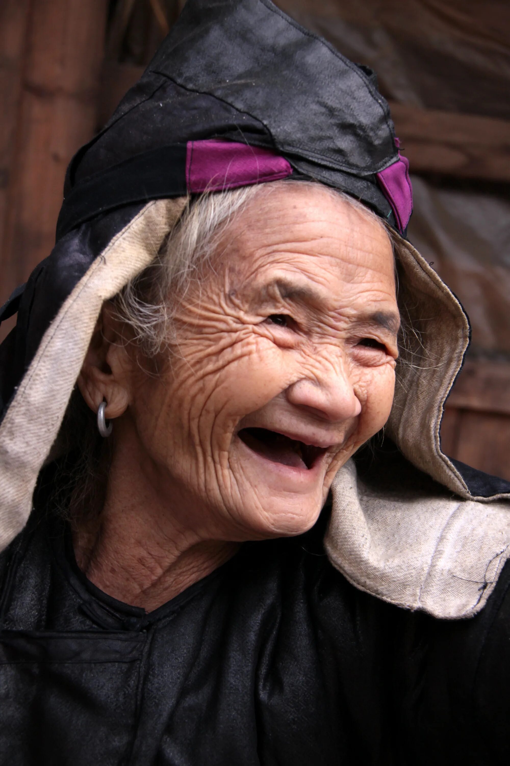 Сильно старая бабушка. Старуха. Старлух. Старая женщина. Бабушка улыбается.