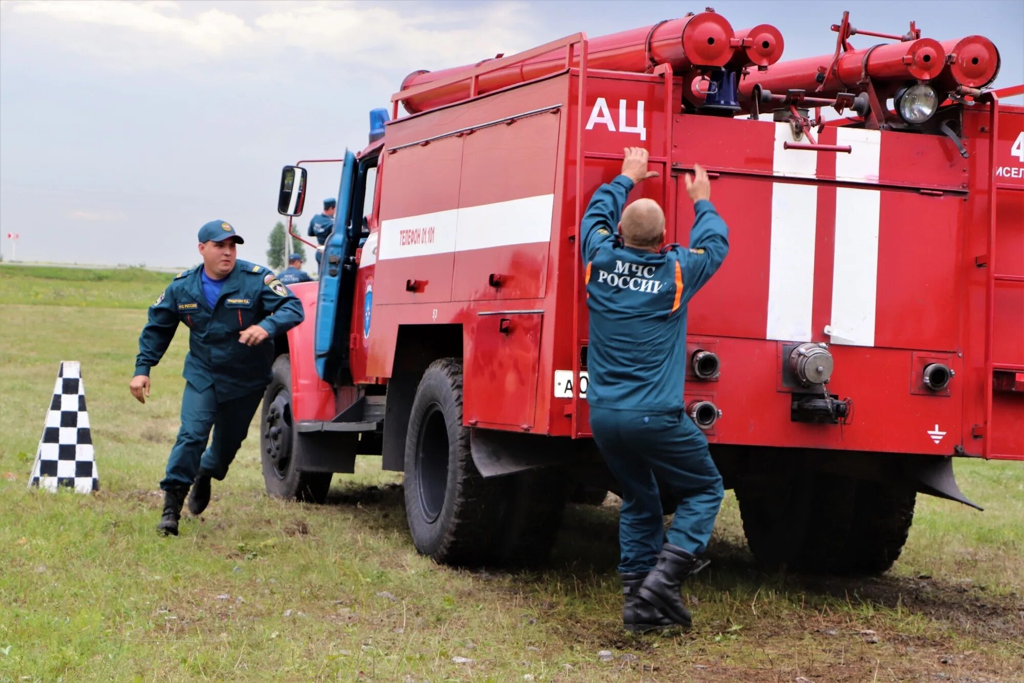 Водитель пожарного автомобиля. Лучший водитель на пожарном автомобиле. Пожарный водитель требования. Обязанности пожарного автомобиля. Классификация вакуумных систем пожарных автомобилей.