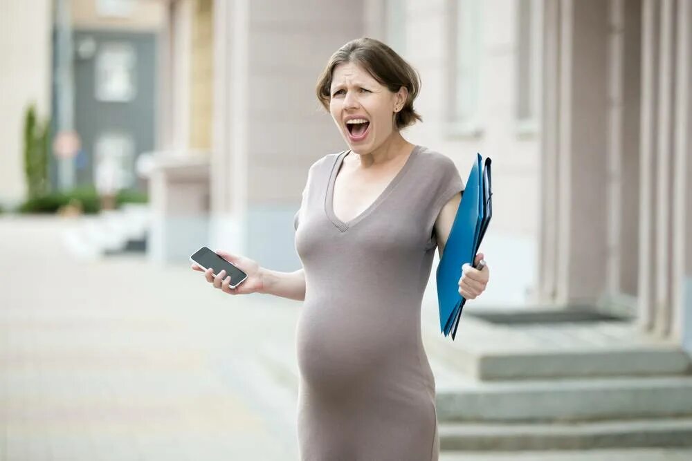 Беременной женщине плохо. Женщина в стрессе. Беременные женщины на улице.