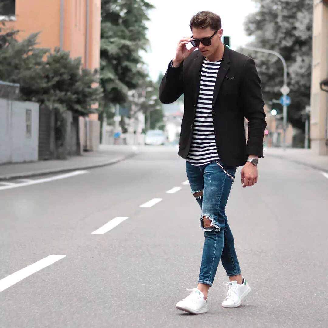 джинсы пиджак кроссовки мужчины. кеды с пиджаком мужские. кроссовки под пиджак. пиджак джинсы кеды. пиджак джинсы и кроссовки.