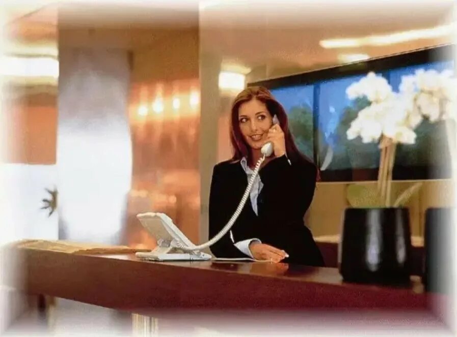 администратор гостиничного комплекса. девушка на ресепшене гостиницы. персонал гостиницы. администратор отеля. работник ресепшена.