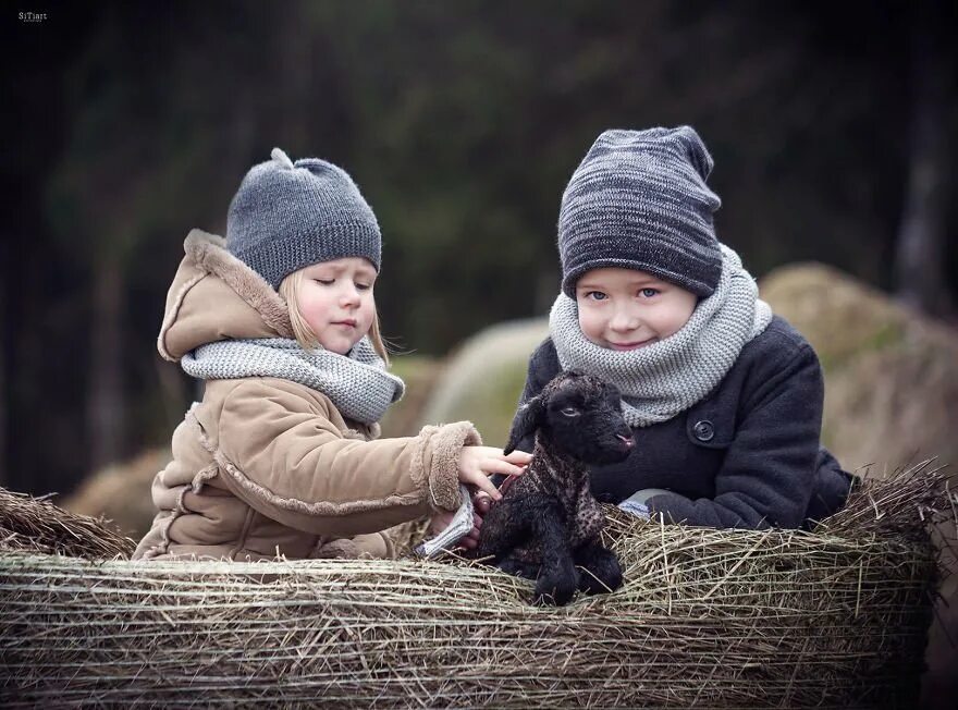 Зима трогательные фотографии. Трогательные зимние фото. Трогательное фото вязание. Помощь ребенок милота.