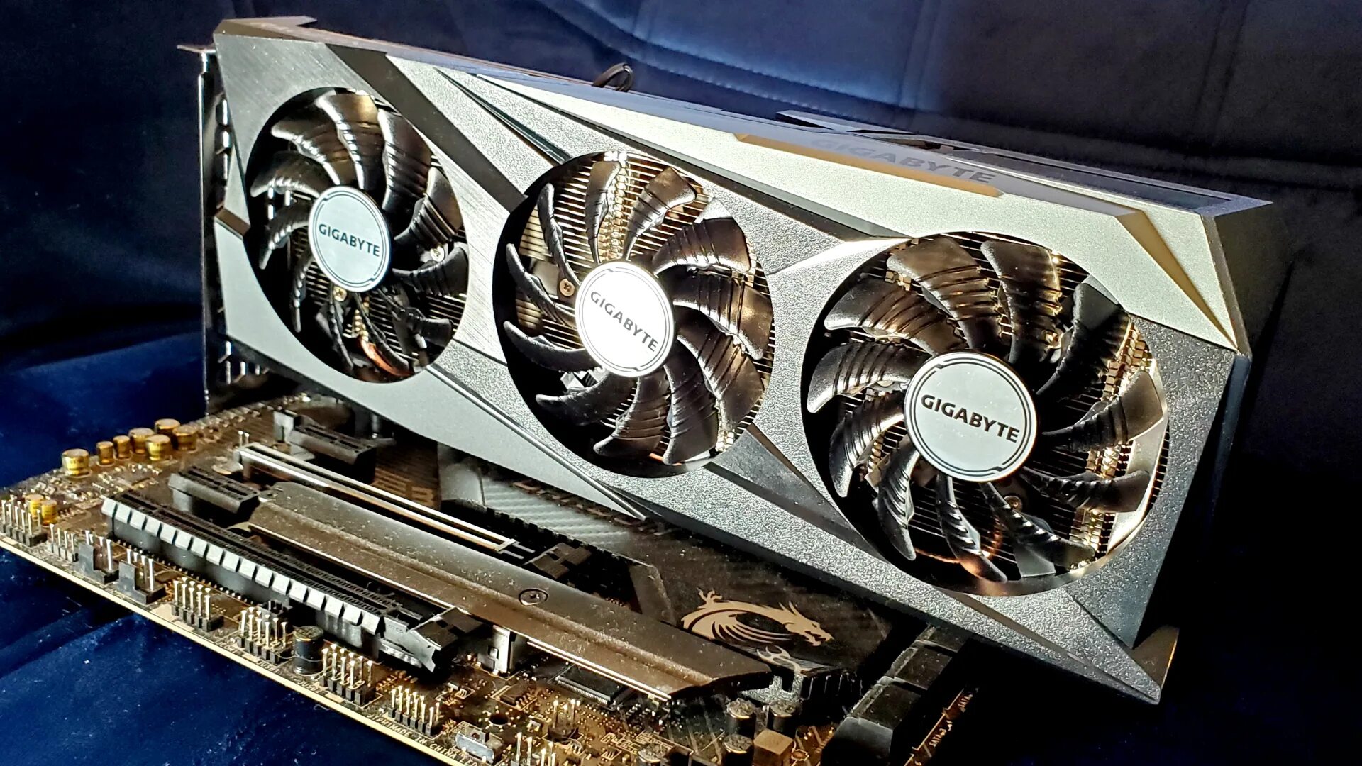 Видеокарта radeon rx 6500 xt. Rx 6500 xt gigabyte. amd 6500xt. amd radeon 6500 series. 6500xt gigabyte.