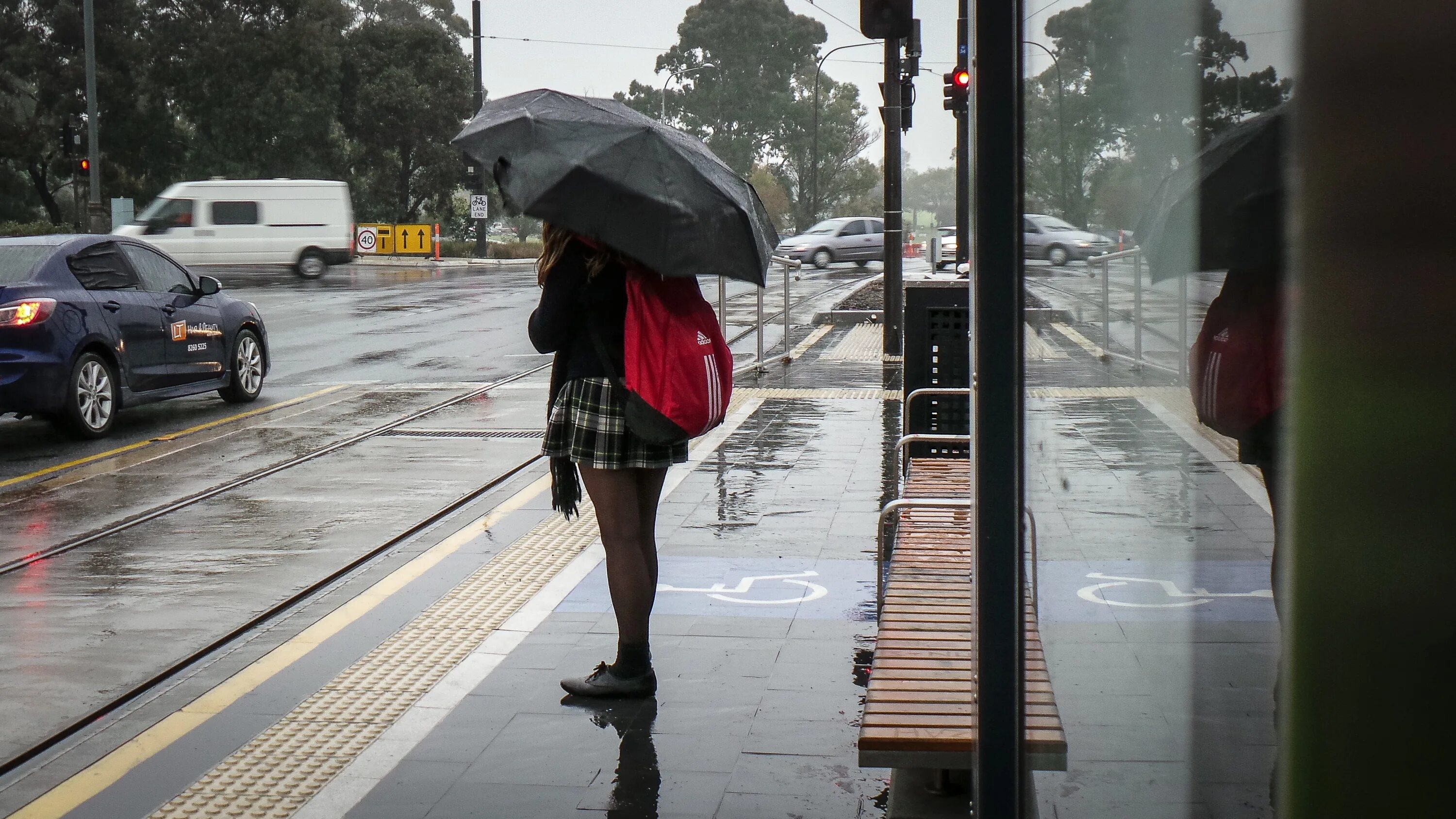 Остановка женщина. Люди на остановке с зонтами. Девушка на остановке. Автобусная остановка с людьми. Дождь без перерыва