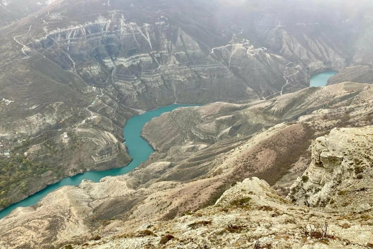 Тур в горы дагестана. Горы Дагестана Сулакский каньон. Сулакский каньон море. Дубовая роща Сулакский каньон. Сулакский каньон в Дагестане зимой.