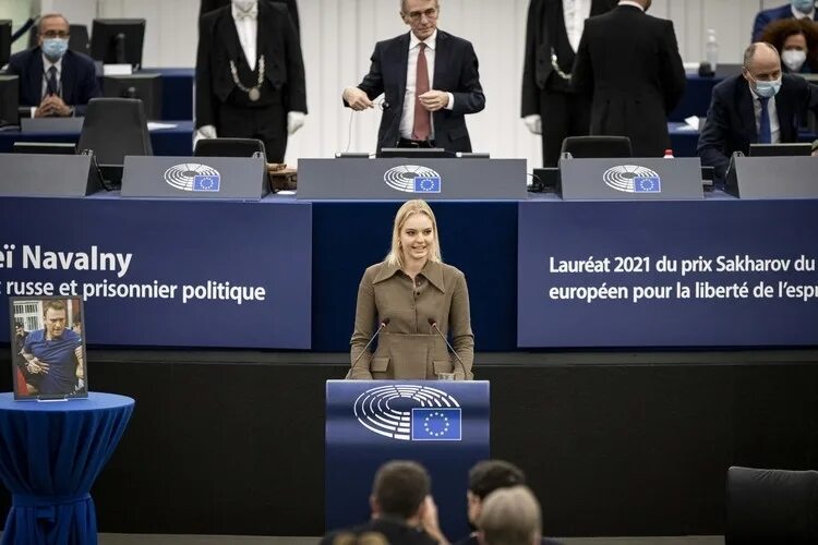 Выступление в европарламенте. Выступление навальной дарьи. награда навальному.