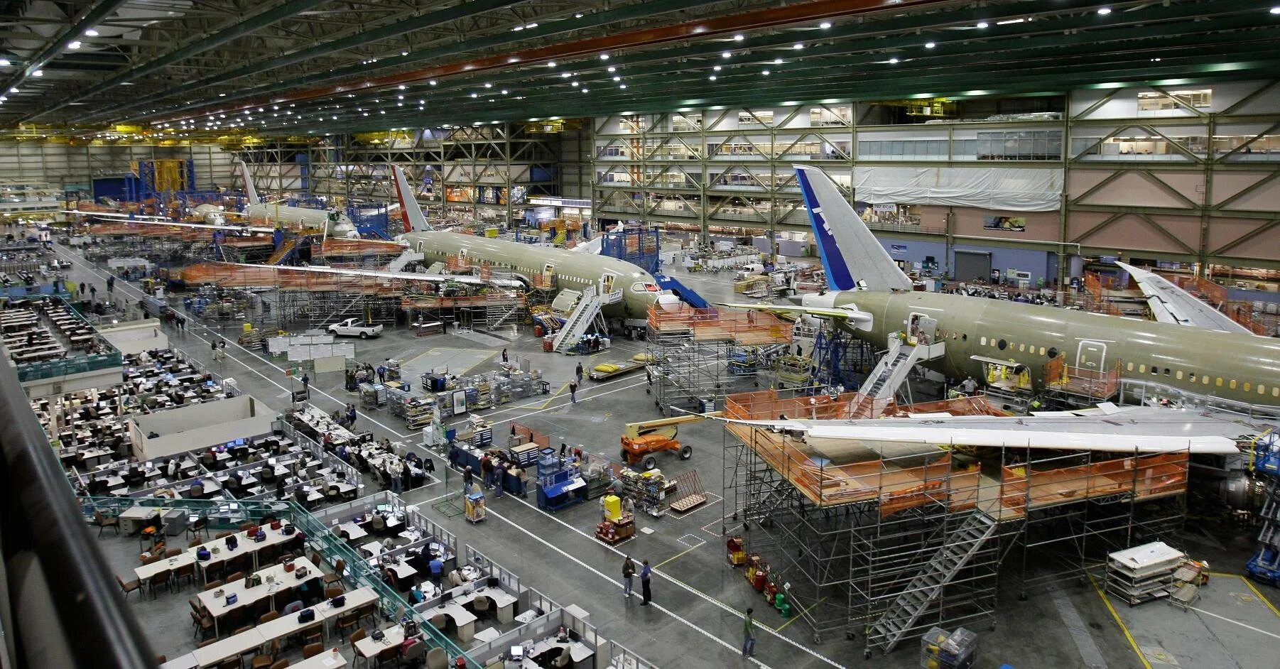 Авиастар ульяновск. Авиационное машиностроение. Мс 21 композитные материалы. Завод boeing everett factory. Сборочный цех боинга.