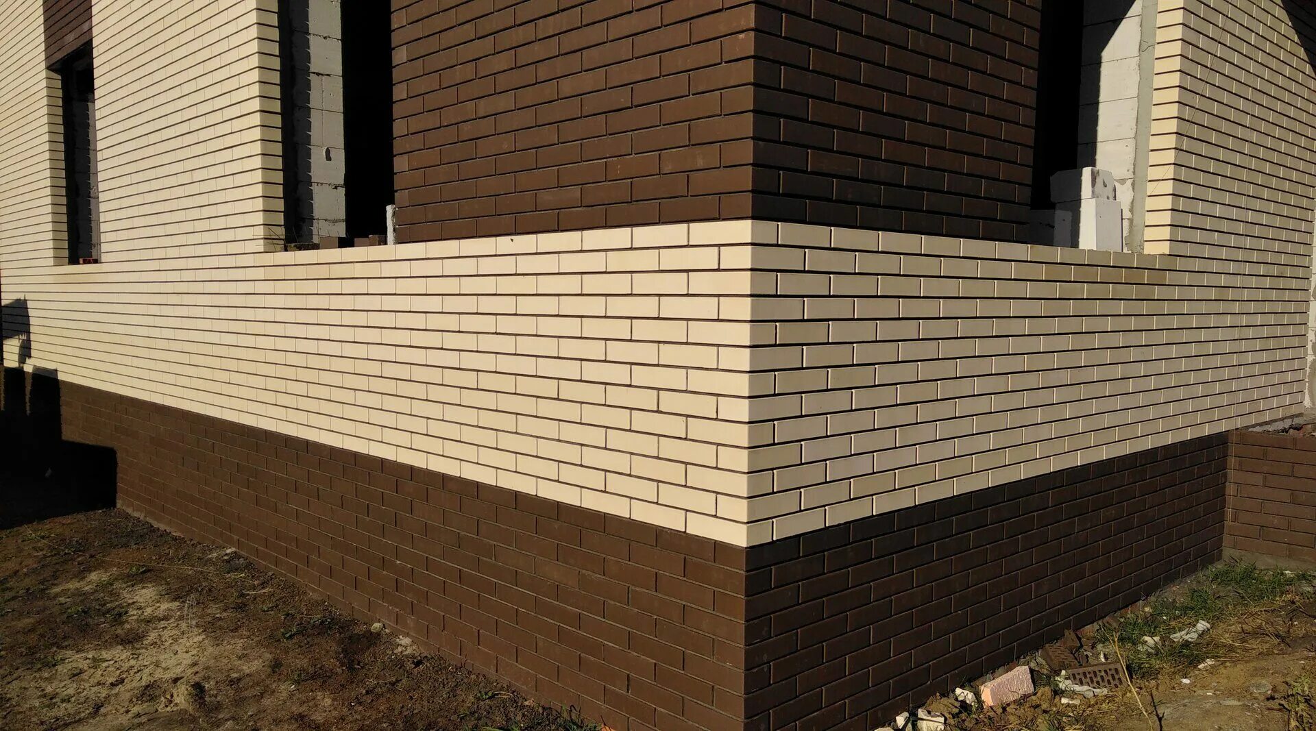 Коричневые фундамент. Облицовка цоколя искусственным камнем. Баварская кладка браер одноэтажных домов. Отделка цоколя. Обшивка домов снаружи.