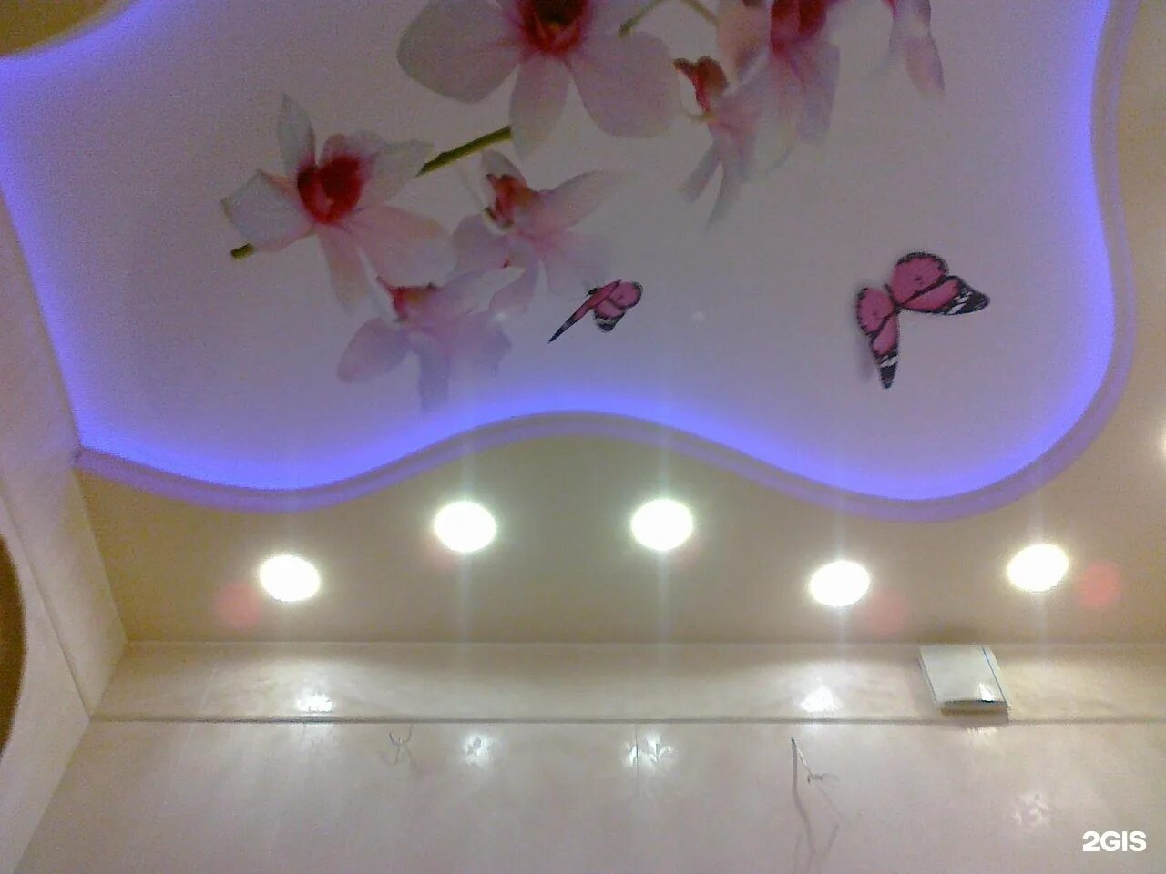 Серый глянцевый натяжной потолок. Натяжные потолки вологда петина. Подвесной потолок. Потолки вологда. Натяжные потолки гориз.