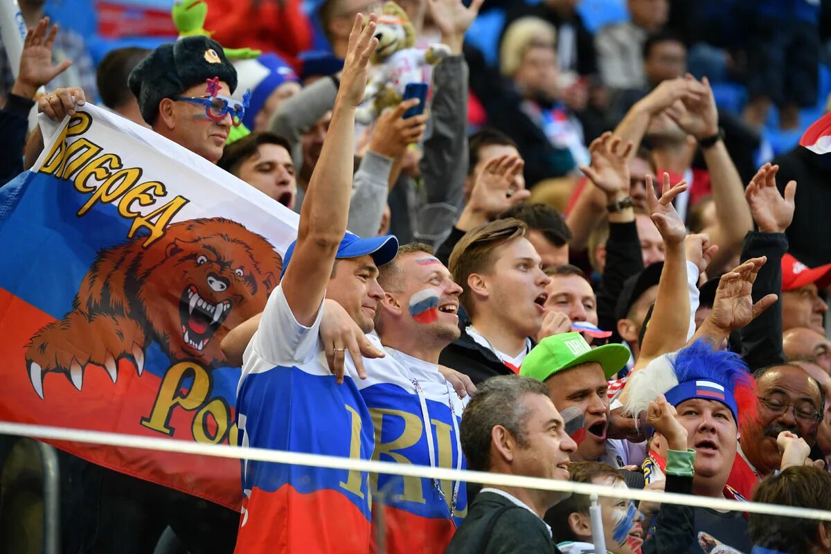 Фанаты кс. Футбольные болельщики. Футбольные болельщики. Футбольные фанаты карланы. Футбольные фанаты.