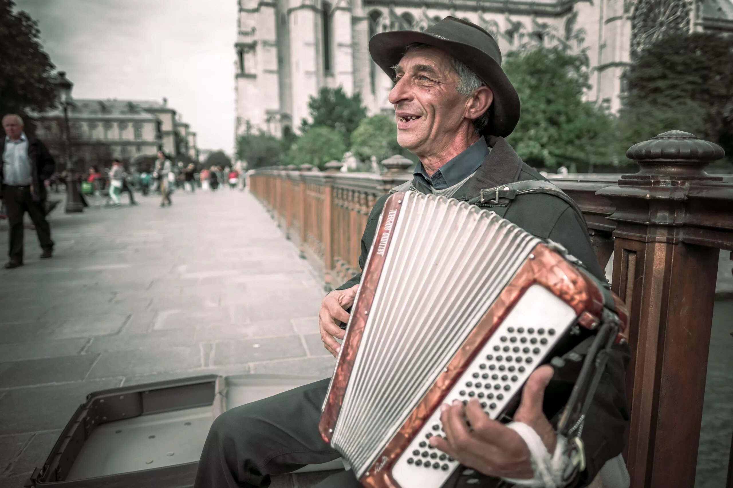 «Уличный музыкант» Street musician, Бенгт Линдстрём. Человек с гармошкой. Человек с аккордеоном. Мужчина с аккордеоном.