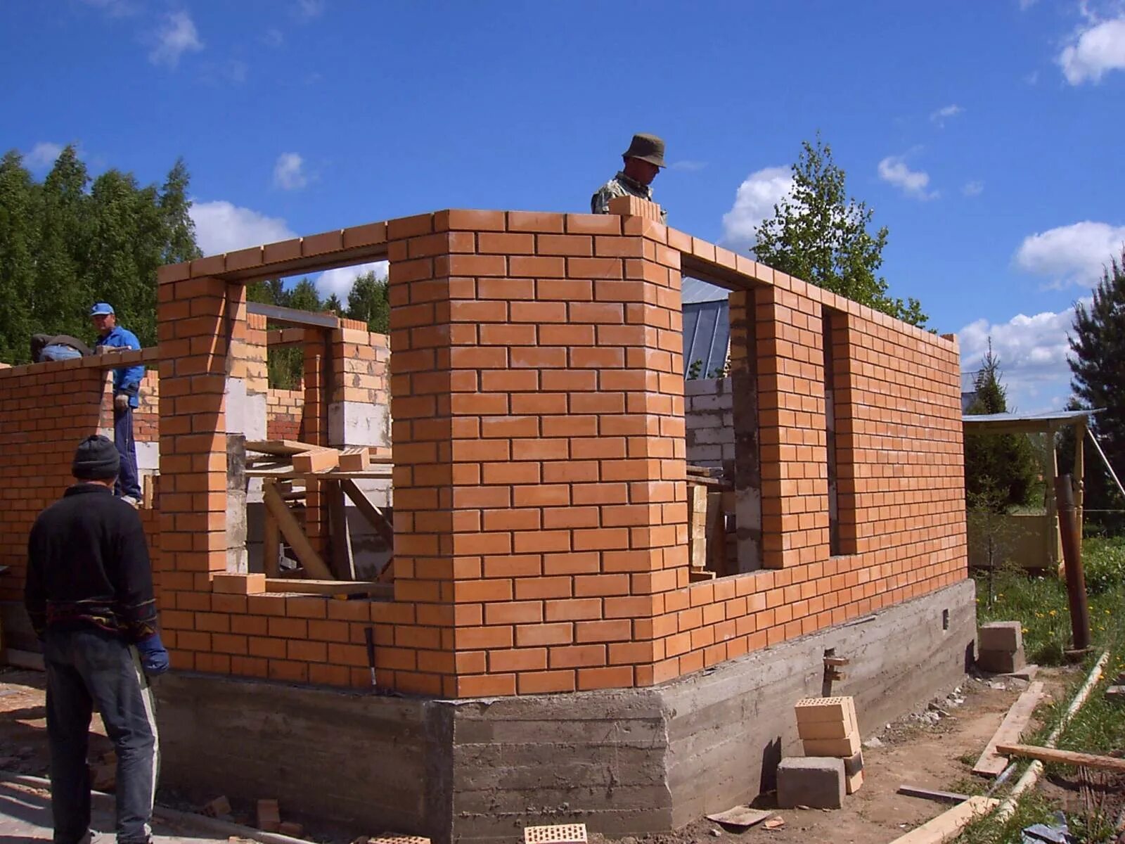 Дом из кирпича стройка. Домик из кирпича. Постройки из кирпича. Строим дом из кирпича.