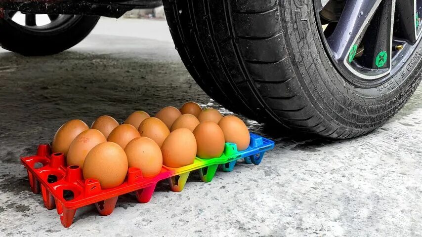 Яйца в автомобиле что это. Пасха автомобиль. Резиновые яйца на авто. Яйцо на колесиках машина. Яйца обтягивают