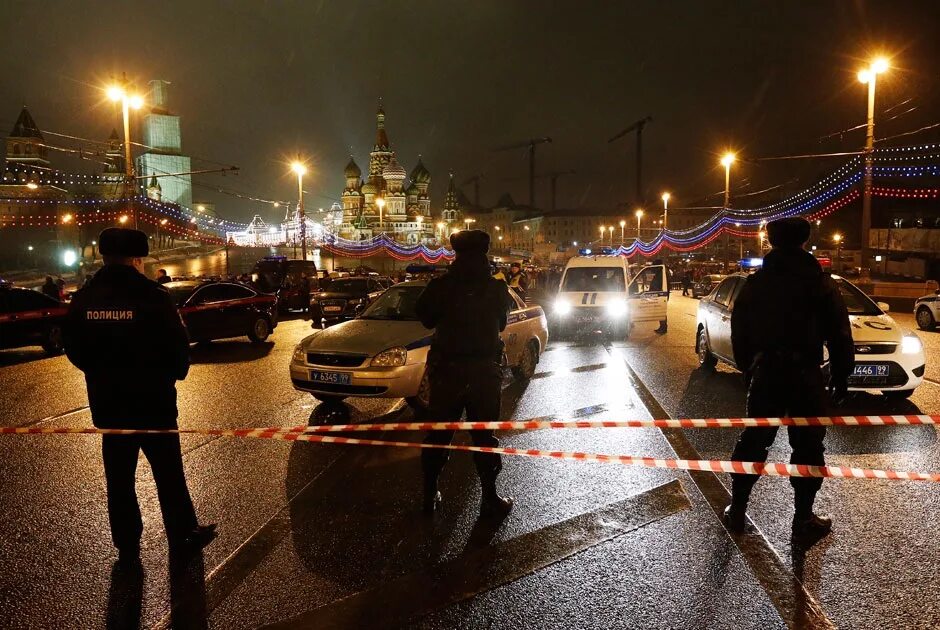 Оцепление жилых помещений. Полиция ночью Москва.