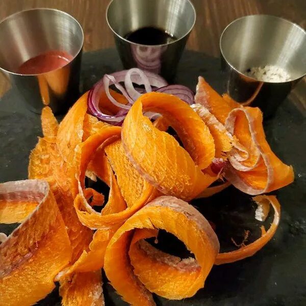 Строганина площадь победы 10 отзывы. Строганина из мяса. Пеламида рыба калининград строганина. Якутская рыба строганина. Строганина бар томск пространство.
