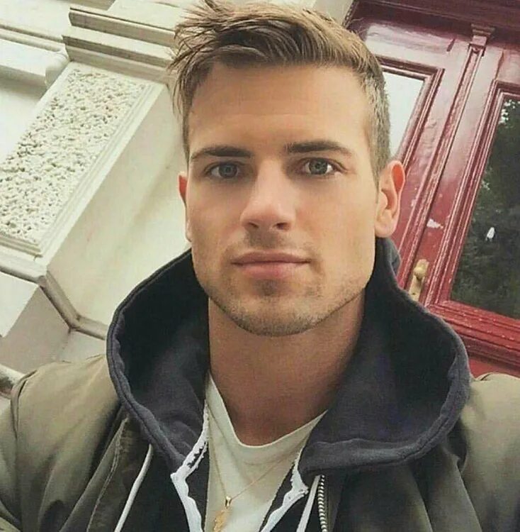 Брюнет с щетиной. Алекс прандж. Красивый парень австриец. Мужское лицо. Алекс кубис.