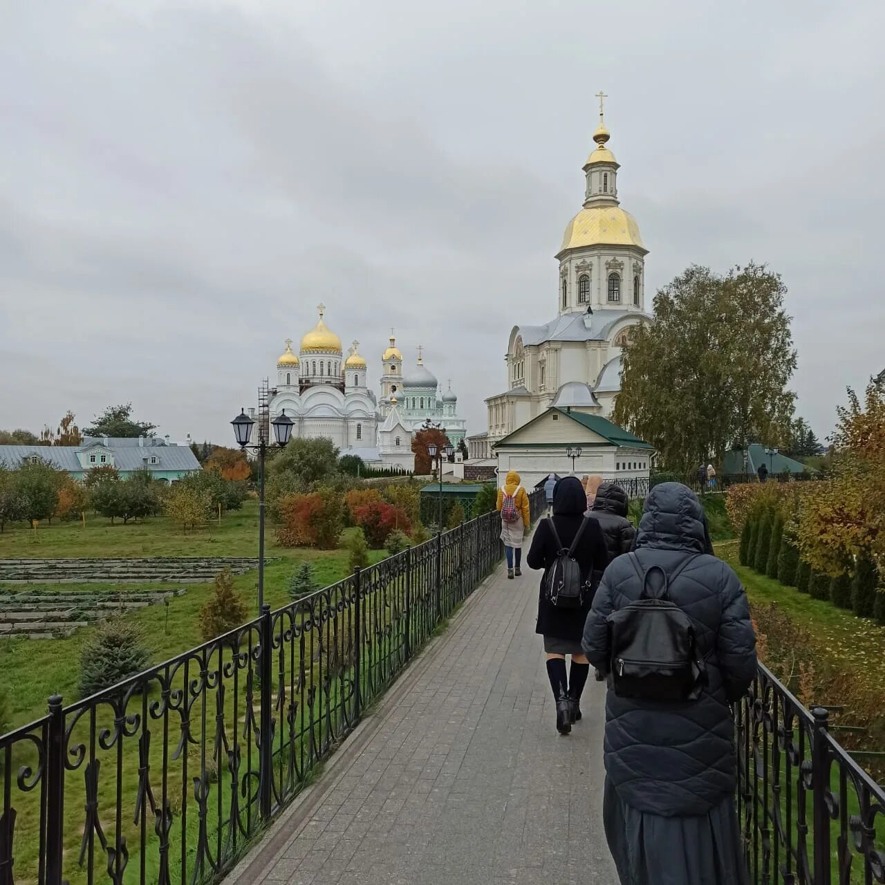 Паломники в Дивеево. Паломники поездка Свято Троицкий женский монастырь в Дивеево. Обитель женский монастырь Дивеево для паломников. Паломничество в дивеево