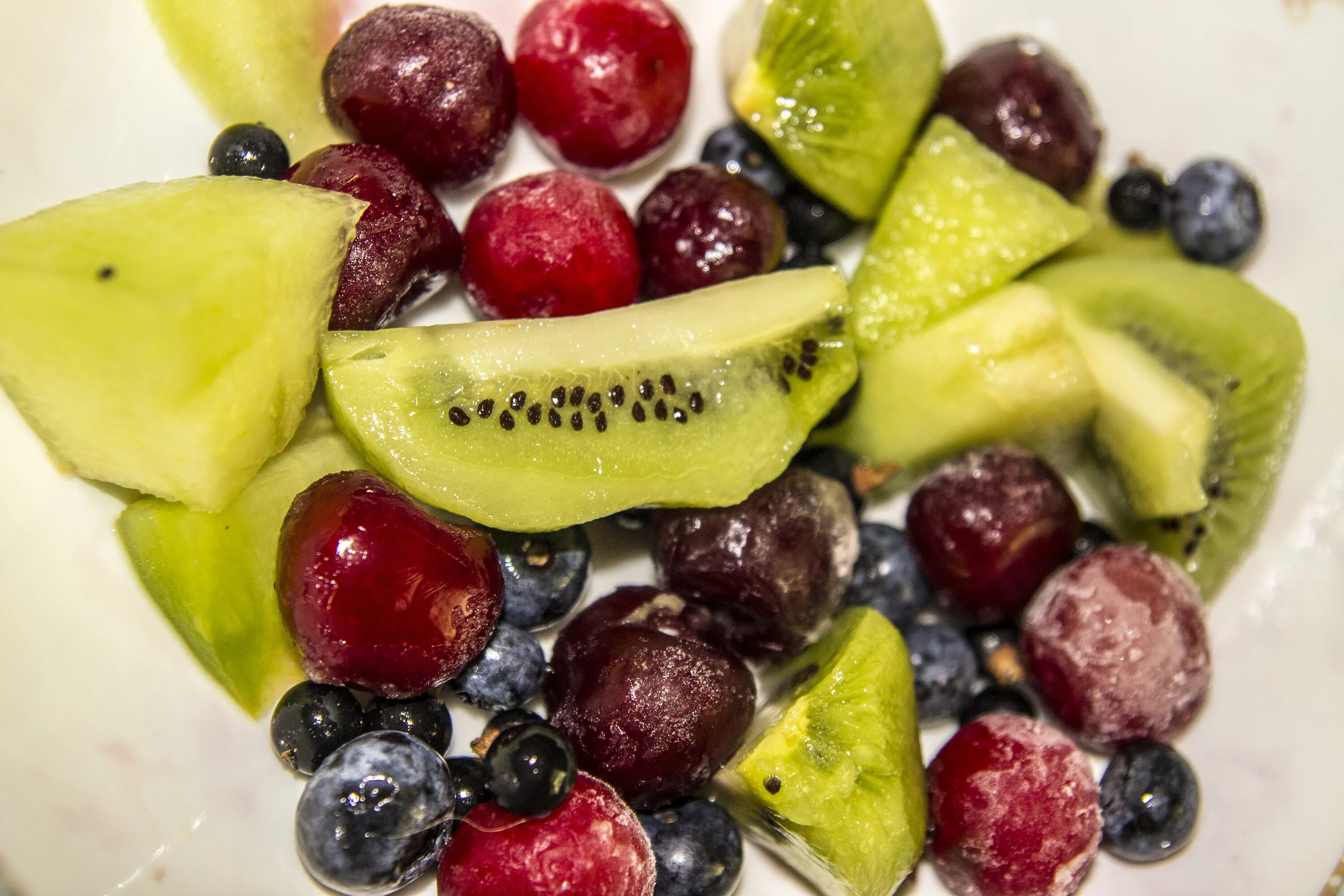 Freezing fruits. Замороженные фрукты. Фруктово Ягодная смесь. Фруктовые замороженные ягоды. Фруктово ягодные изделия ассортимент.