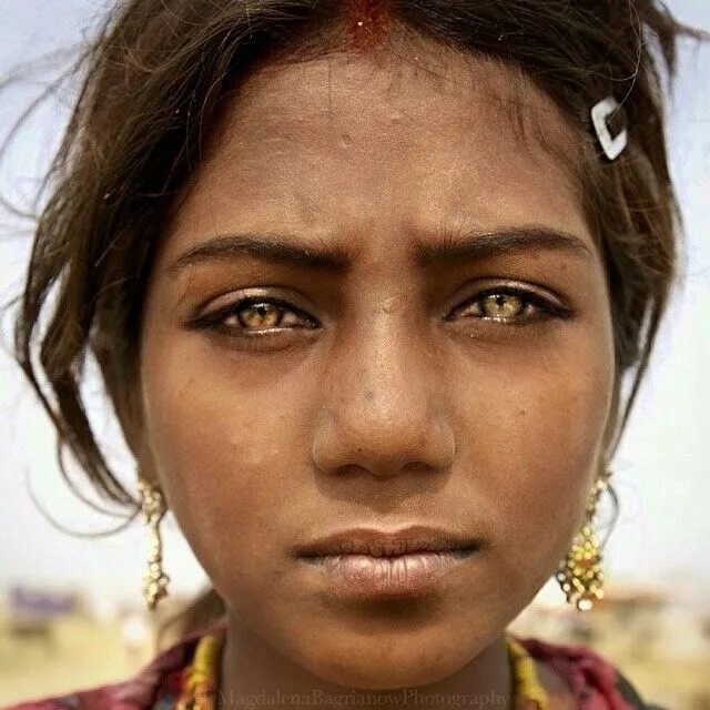 Необычный цвет глаз. Люди с необычным цветом глаз. Необычные глаза у людей. Самый необычный цвет глаз.