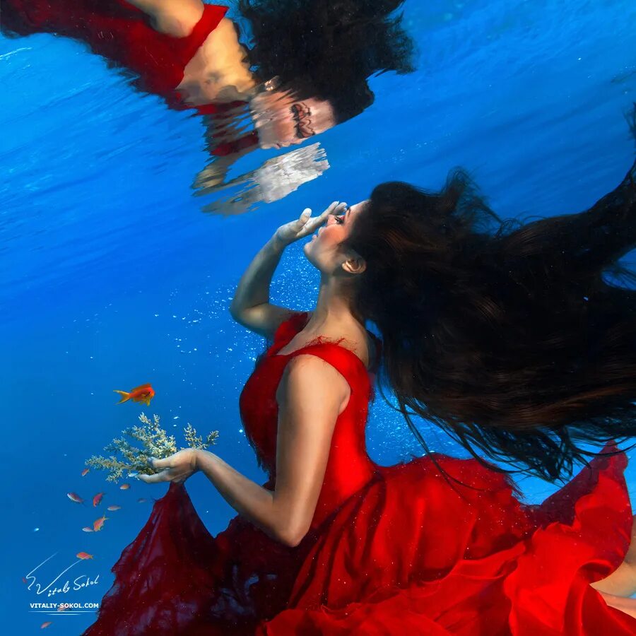 Девушка в платье под водой. Девушка в Красном платье в воде. Фотосессия в воде в платье. Девушка под водой в Красном платье.