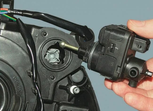 Регулятор корректора фар форд. Корректор света фар шевроле малибу. Корректор угла наклона фары устройство. Автокорректор фар hella. Насос круиз контроля ауди 80.