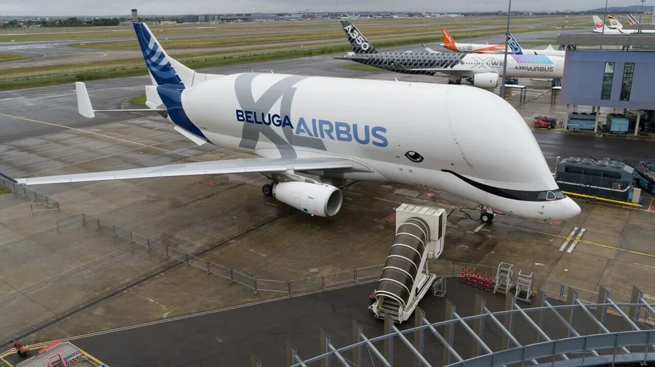 Новый аэробус. Airbus a350 самолет. Airbus a350 самолет. Аэробус 330. Аэробус а350 xwb.