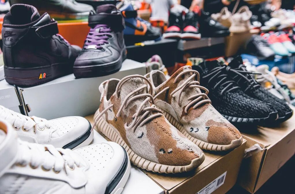 рядом кроссовки магазин. название магазина кроссовок. кроссовки много. коллекционер кроссовок. витрина магазина кроссовок.