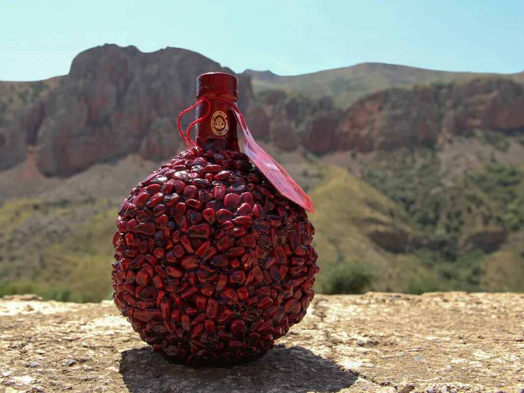 стеклянные бутылки в виде гранаты. 365 pomegranate 365 гранатовое вино. бутылка в форме гранаты. бутылка в виде гранат. вино армянское иджеван гранат.