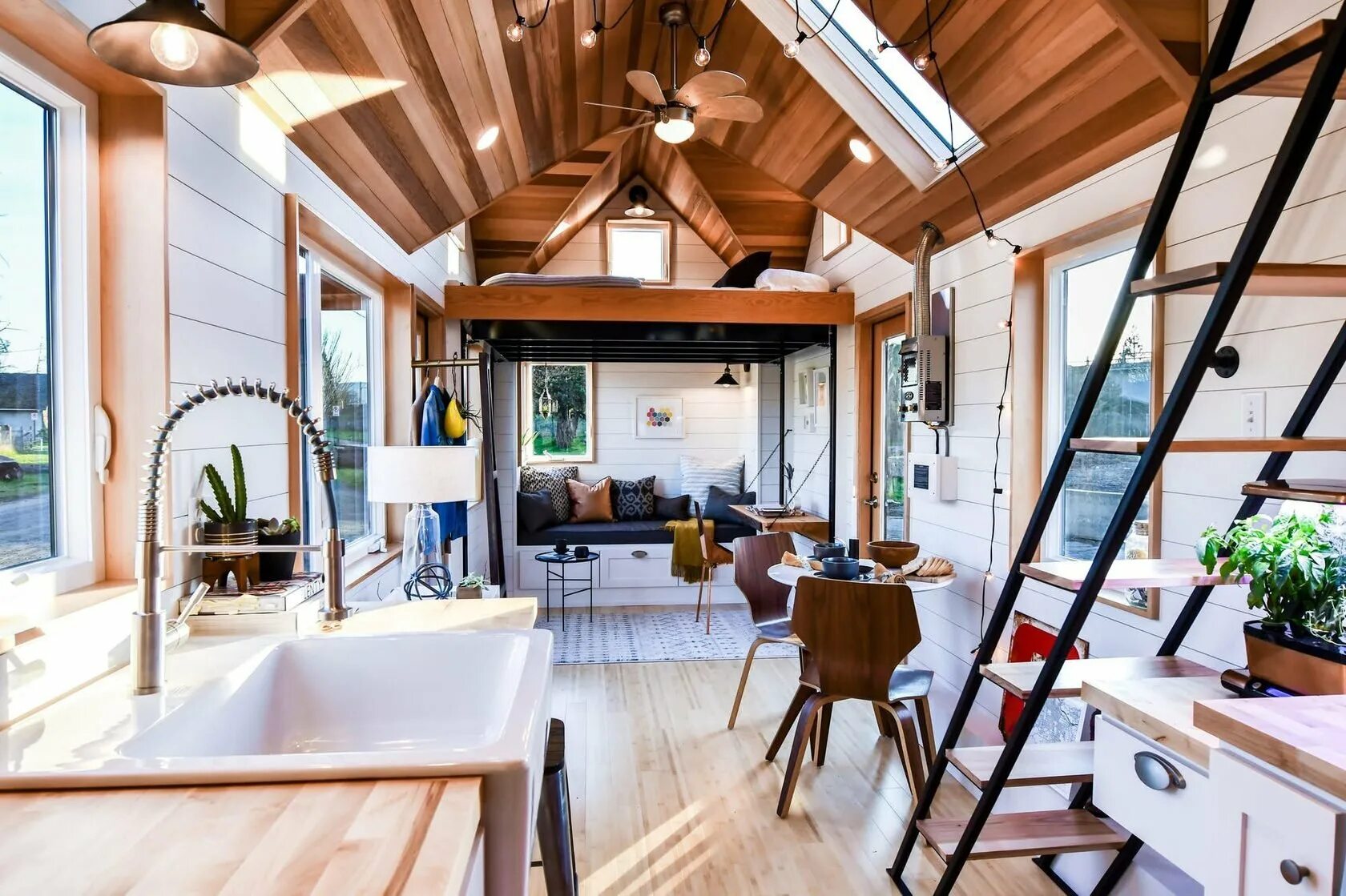 Интерьер про дом. .tiny house в стиле барнхаус. барнхаус внутри интерьер. барнхаус проекты внутри. одноэтажный дом барнхаус интерьер.