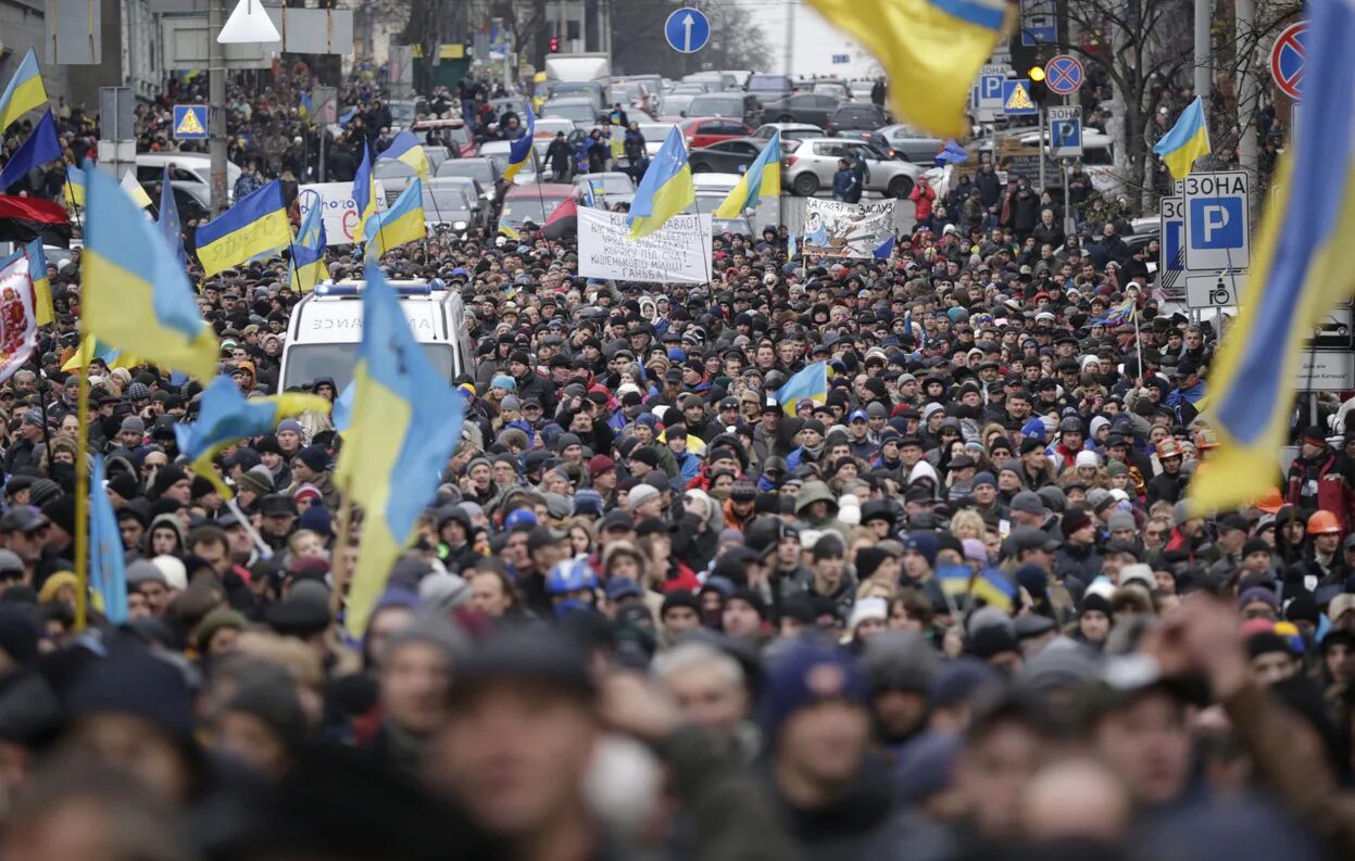 Почему сегодня в украине. Протесты в Украине. Митинги в Украине 2013. Киев жители Украины. Украинцы в Киеве.