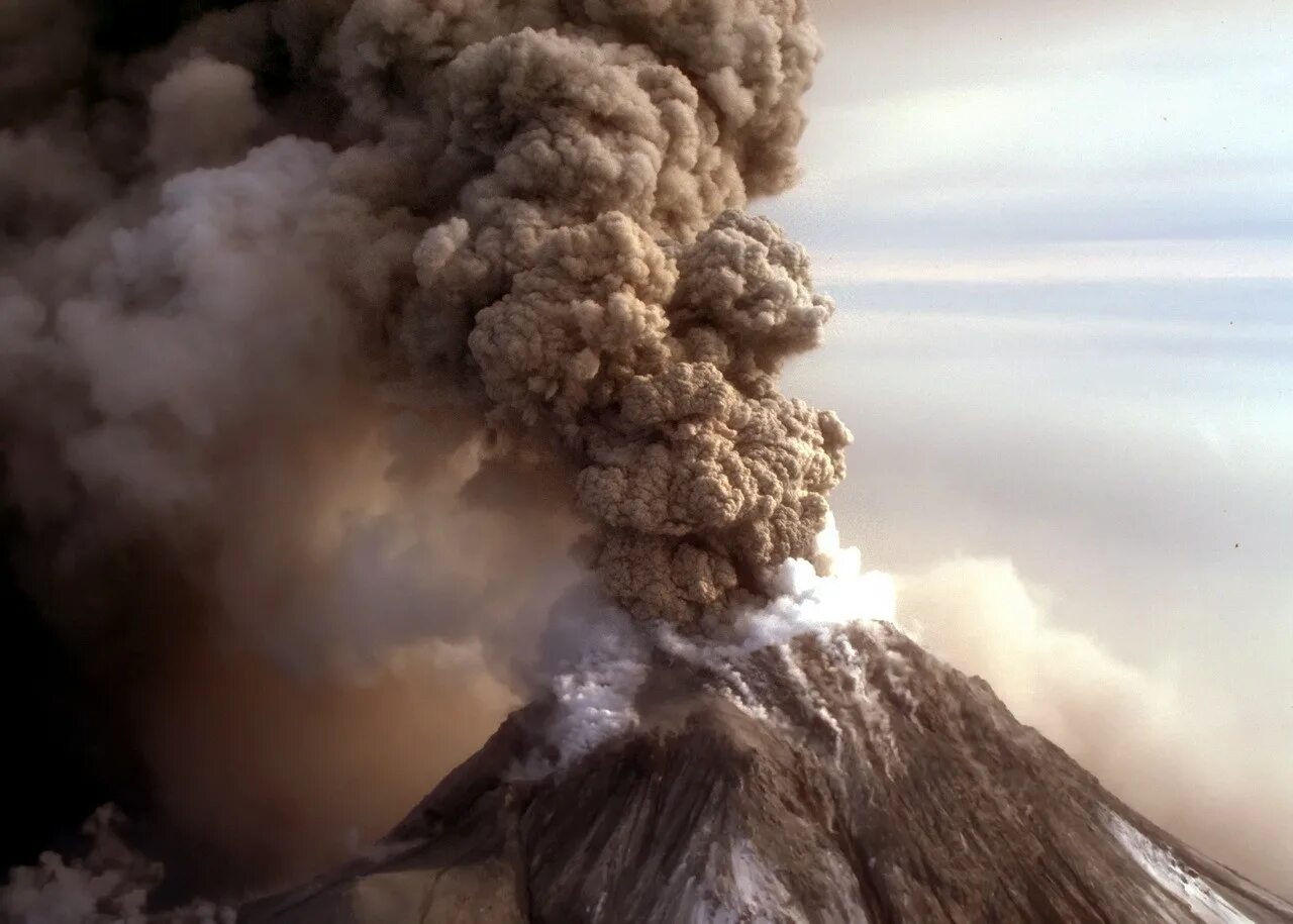 Извержение вулкана шивелуч. Извержение вулкана шивелуч. Извержение вулкана шивелуч 2023. Вулкан шивелуч извержение 2019. Вулкан эбеко на курилах.