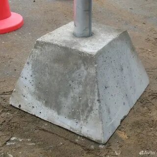 Бетонная опора дорожного знака
