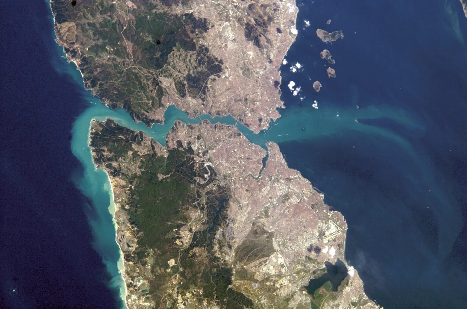 Пролив это. Гибралтарский пролив и Пиренейский полуостров. Пролив Босфор космический снимок. Стамбул Гибралтар пролив. Гибралтарский пролив из космоса.