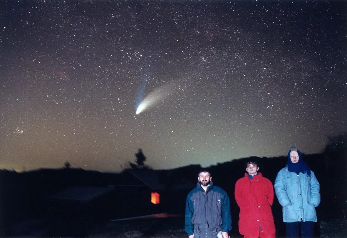 Какую звезду видно днем. Комета c/1995 o1 (Хейла-Боппа). Комета Хейла Боппа в 1997 году. Комета Хейла-Боппа 1997 в России. Комета Хе́йла — БО́ППА 1997.