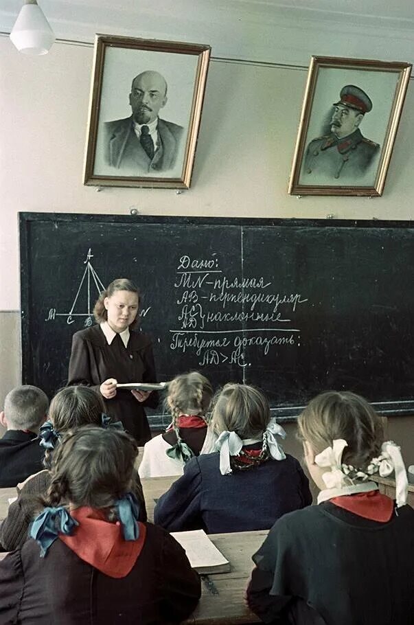 Школа советского человека. Школа СССР. Советский класс в школе. Советские школьники. Урок в школе СССР.