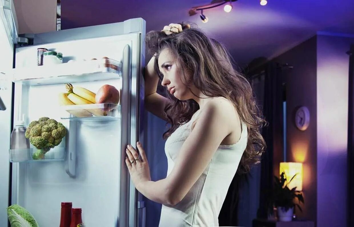 Девушка заглядывает в холодильник. Девушка у холодильника. Еда перед сном. Девушка у холодильника ночью. Кушать после 6 вечера
