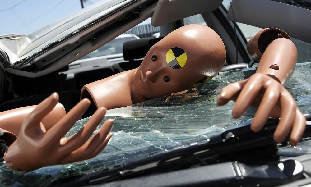 Манекен для краш тестов в машине. Манекен в машине. Манекен в машине. Манекен для краш тестов. Манекен для испытаний автомобилей.
