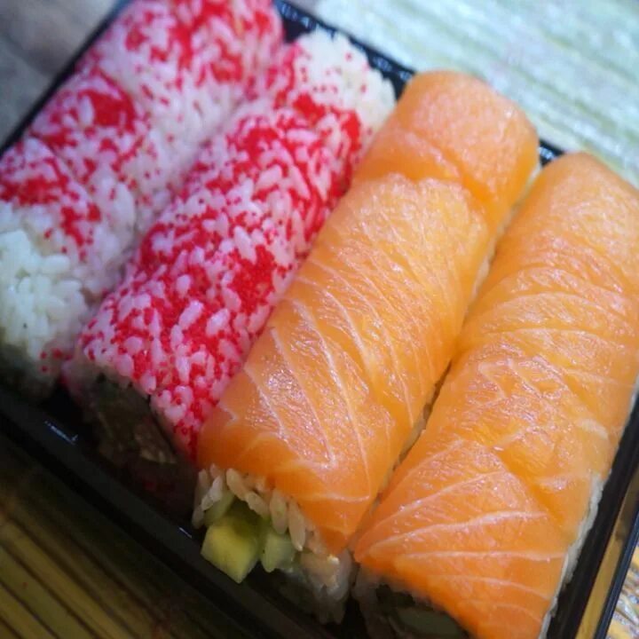 Доска для роллов. Суши селл железногорск красноярский. Суши селл красноярск меню. Квадратные роллы. Суши sell красноярск.