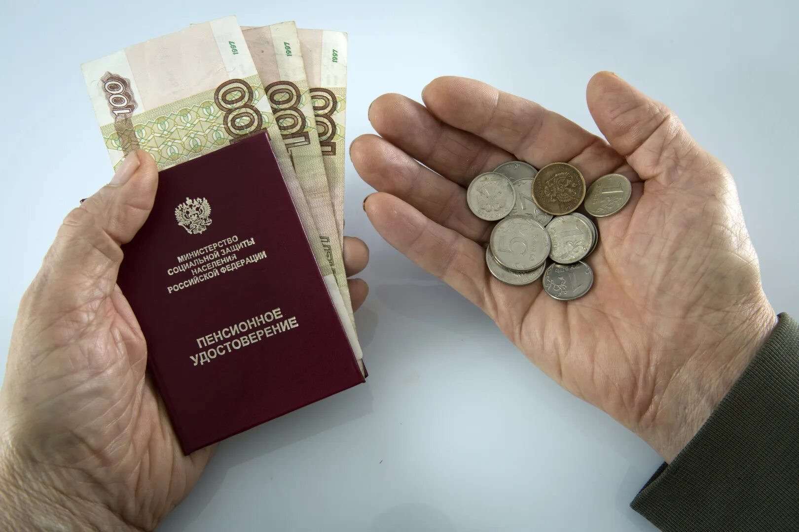 Индексация соц пенсии. Индексация пенсий. прибавка к пенсии. пенсионер с деньгами. пенсия рф.